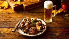 Un trucco veloce dona ai funghi una bontà perfetta da condividere con birra fresca