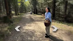Donna con cestino passeggia su sentiero nel bosco, giornata di sole.